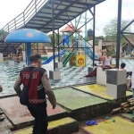 Personel Polres Bondowoso saat meninjau salah satu lokasi objek wisata.