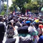 Ratusan Warga Desa Selomukti Kecamatan Mlandingan saat menggelar unjuk rasa di kantor Pemkab Situbondo. foto: BANGSAONLINE