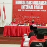 Kedatangan Sekjen DPP PDI Perjuangan, Hasto Kristiyanto ke Surabaya untuk melakukan konsolidasi internal jelang pilkada. foto: istimewa