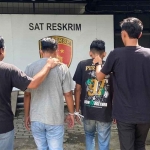 Dua pria yang diduga terkait grup Facebook Gay Surabaya ditangkap SatreskrimPolres Pelabuhan Tanjung Perak Foto: Ist.