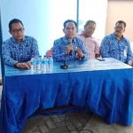 Direktur PDAM Jember, Ir Adi Setyawan, S.H., M.H, (tengah) saat memberikan keterangan pers.