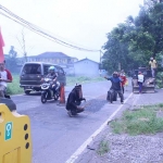 Perawatan jalan-jalan berlubang di Pasuruan.
