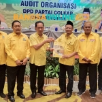 Ketua DPD Golkar Gresik, Ahmad Nurhamim, saat menyerahkan rekomendasi hasil Rapimda kepada pengurus DPD Golkar Jatim. Foto: SYUHUD/BANGSAONLINE