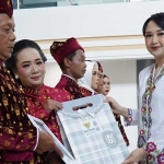 Ketua TP PKK Kabupaten Kediri, Eriani Annisa Hanindhito, saat menyerahkan legalitas dokumen resmi seperti buku nikah, akta nikah dan kartu keluarga. Foto: Ist
