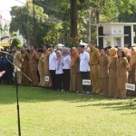 Wakil Wali Kota Kediri saat memberi arahan pada apel pagi. Foto: Ist
