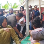 Mensos, Tri Rismaharini, saat mendatangi pemilik rumah tidak layak huni di Pamekasan.