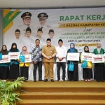 Bupati Kediri, Hanindhito Himawan Pramana, bersama para penerima program beasiswa Satu Keluarga Satu Sarjana. Foto: Ist