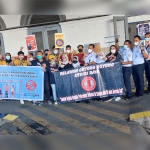 Petugas KAI bersama relawan peduli perempuan saat menggelar kampanye anti pelecehan seksual di kereta api dengan membentangkan spanduk di Stasiun Kereta Api Kota Kediri. Foto: Ist.