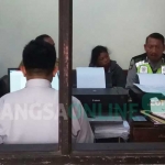 Penjual jajanan di SD Negeri 03 Krisik saat berada di Mapolsek Gandusari. foto: AKINA/ BANGSAONLINE