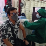 Petugas medis saat vaksin booster karyawan PT Smelting. foto: SYUHUD/BANGSAONLINE.com

