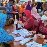 Petugas kesehatan saat melayani warga yang hendak berobat gratis. Foto: MUJI HARJITA/ BANGSAONLINE




