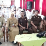 Kasi Intel Kejari Gresik R. Bayu Probo Sutopo (tiga dari kanan) saat memberikan pembinaan di SMPN 1 Kedamean.