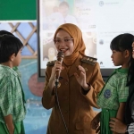 Wali Kota Kediri saat berbincang dengan pelajar.