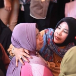 Wabup Mimik Idayana saat menemui wali santri korban musibah Ponpes Al Khoziny, Kamis (2/10/2025). (Ist)