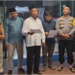 
Ketua FKDM Jombang, Mustain Hasan berjabat tangan dengan anggota DPC PKB Jombang.