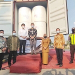 Wamendag Jerry Sambuaga didampingi Wagub Jawa Timur Emil Elestianto Dardak, Kepala Disperidag Jatim, dan Bupati Mojokerto Ikfina Fahmawati, memberangkatkan 10 kontainer produk ekspor PT Sun Paper Source, Kamis (10/6) sore.