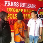 Tersangka Alfian diamankan polisi.