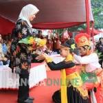 Bupati Kediri Haryanti Sutrisno saat menerima bunga dari peserta tari Panji dalam pembukaan hari jadi Kabupaten Kediri 2016. foto: hms