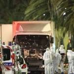 Polisi dan petugas forensik Perancis memeriksa truk yang menabrak kerumunan massa pada perayaan Hari Bastille di kota Nice, Perancis Kamis malam (14/7). 