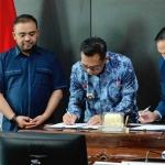 Wali Kota Batu saat melakukan penandatanganan BAST PSU dari sejumlah pengembang perumahan.