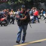 Afif saat menjalankan aksi terornya di kawasan Sarinah, Jakarta Pusat, Kamis (14/1), yang kemudian menewaskan dirinya. foto: tempo
