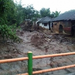 Banjir bandang yang menyapu Desa Kali Katir, Mojokerto. Banyak warga kehilangan harta benda milik. foto: yudi eko purnomo/ bangsaonline