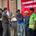 Kajari Kabupaten Pasuruan, Teguh Ananto, saat memberikan bantuan paket sembako secara simbolis kepada perwakilan warga.