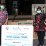 Wali Kota Risma saat menerima menerima bantuan dari PT Softex Indonesia berupa 10 karton hand sanitizer, serta 10 karton tisu basah anti bakteri. foto: ist