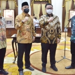 Gus Yani (paling kiri) bersama para kepala daerah terpilih usai geladi bersih di Gedung Grahadi, Surabaya. foto: ist.