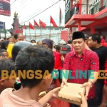 Ketua DPC PDI Perjuangan Kabupaten Kediri, Murdi Hantoro, saat ikut membagikan takjil gratis kepada warga. Foto: Muji Harjita/BANGSAONLINE