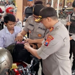 Wakapolresta Sidoarjo AKBP M Anggi Naulifar Siregar memimpin pengamanan di mapolresta setempat.