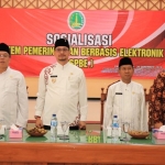 Plt Wali Kota R. Teno P buka rapat sosialisasi SPBE. foto: SUPARDI/ BANGSAONLINE