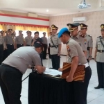 Kapolres Bangkalan AKBP Boby P. Tambunan, S.I.K., M.H menandatangi sertijab.