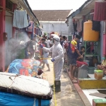 Lembaga Pemasyarakatan (Lapas) Kelas IIA Jember mendapat bantuan berupa penyemprotan cairan disinfektan dari Palang Merah Indonesia (PMI) Jember, Selasa (27/4/2021). (foto: ist)