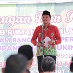 Plt Bupati Sidoarjo Subandi saat meninjau RTLH di Dusun Daleman, Kelurahan Pekauman, Kecamatan Sidoarjo, Kamis (18/7/2024).