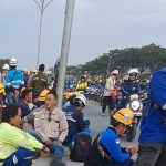 Pekerja Smelter Freeport Indonesia yang tidak bisa masuk ke kawasan JIIPE akibat dihadang massa aksi. Foto: Ist