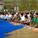 Suasana sholat istisqo di Lapangan Dawung, Desa Kedungsalam, Donomulyo, Malang.