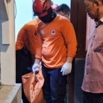 BPBD Surabaya saat mengevakuasi korban yang merupakan mahasiswi di salah satu universitas negeri di Surabaya jurusan Sastra Inggris. Foto: Ist.