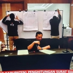 Komisioner KPU Bangkalan Sairil Munir saat membacakan hasil penghitungan ulang surat suara di Hotel Double Tree Surabaya, Rabu (26/6/2024).