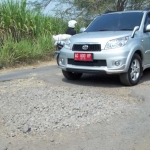 Tim DPU BM saat melakukan survei jalan rusak yang diakibatkan oleh truk galian untuk proyek tol dan double trek kereta api. foto: BAMBANG/ BANGSAONLINE