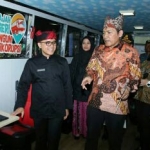 Wakil Ketua KPK Saut Situmorang mengajak Bupati Anas melihat perangkat peraga visual KPK di bus road show.