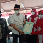 Bupati Bangkalan R. Abdul Latif Amin Imron didampingi Ketua MUI Cabang Bangkalan KH. Syarifuddin Damanhuri menyerahkan sertifikat halal bagi pelaku usaha mikro di Pendopo Agung Bangkalan, Rabu (1/9/2021).