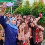 Gubernur Jatim, Khofifah Indar Parawansa disambut meriah oleh murid SMAN 1 Dampit. (Ist)