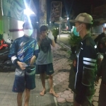 Petugas Satpol PP Kota Kediri saat membagikan masker.