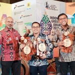 SVP Teknologi Petrokimia Gresik, Erinto, mewakili manajemen saat menerima penghargaan di Jakarta. Foto: Ist
