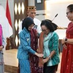 Wali Kota Kediri saat memperkenalkan Tenun Ikat Bandar Kidul. Foto: Ist