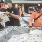 Tim BPBD Kabupaten Kediri saat menyalurkan bantuan di Kecamatan Pronojiwo, Kabupaten Lumajang. foto: ist.