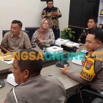 Ketua DPRD Gresik, M Syahrul Munir, didampingi wakilnya, Lutfi Dawam, saat rapat dengan Kasatlantas, Kadishub, dan pengusaha dump truk. Foto: SYUHUD/BANGSAONLINE