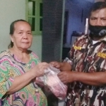 BERBAGI: Pengurus GM FKPPI Sidoarjo membagikan daging kurban di kawasan Kecamatan Sidoarjo, Jumat (31/7) lalu. foto: istimewa