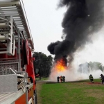 Demo tim Damkar Petrokimia Gresik saat memadamkan kebakaran. foto: Syuhud/ bangsaonline.com